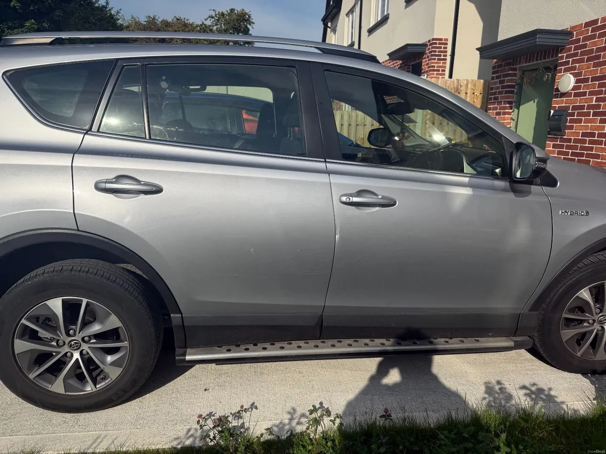 2018 Toyota RAV4 Hybrid Luna Sport FWD - Image 4
