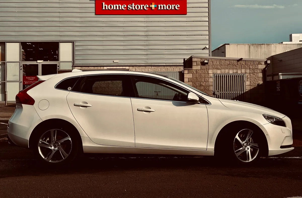 ❁ Volvo V40 ❁ D4 LUX SE Panoramic Roof ❁ Low KM ❁ - Image 4