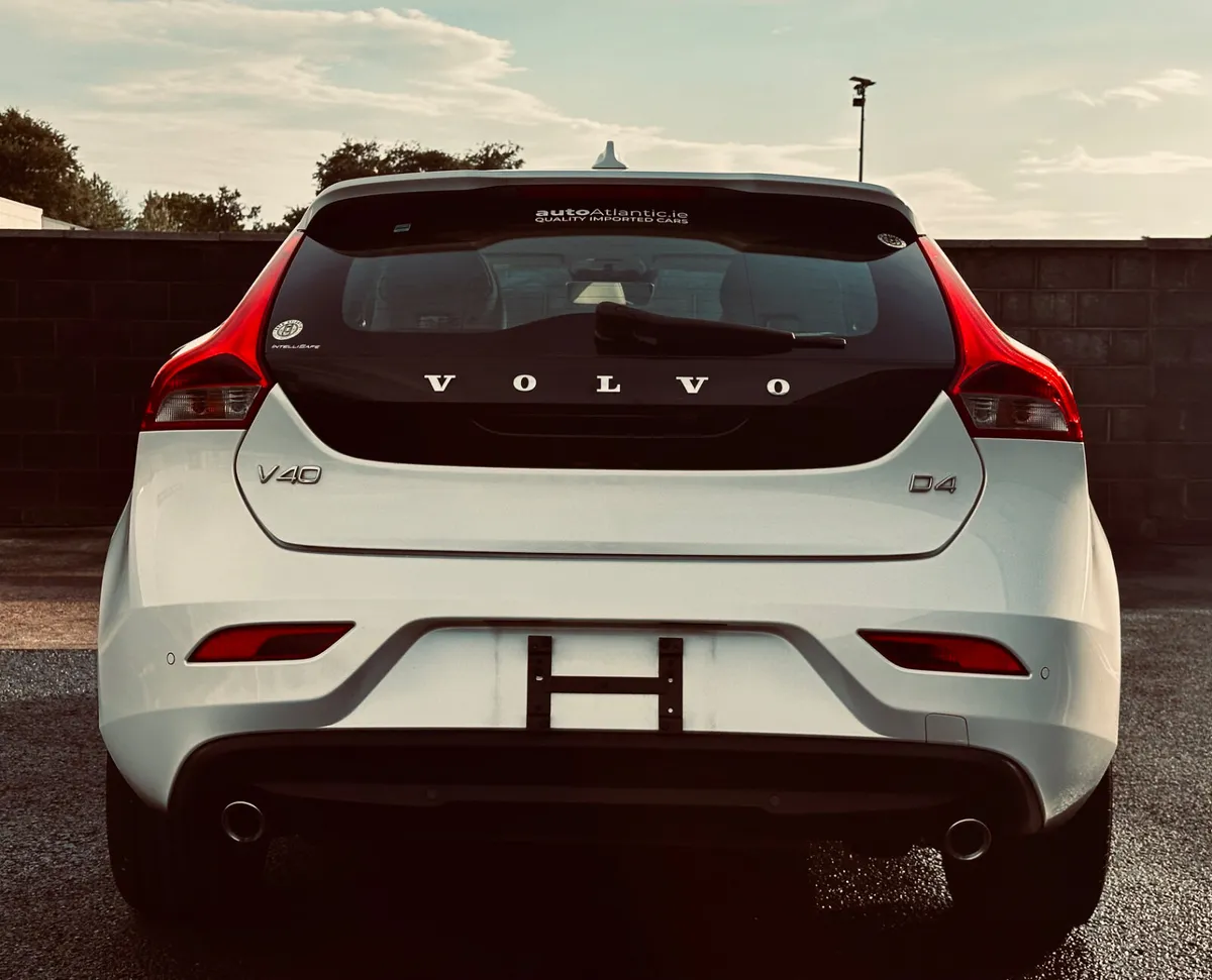❁ Volvo V40 ❁ D4 LUX SE Panoramic Roof ❁ Low KM ❁ - Image 6