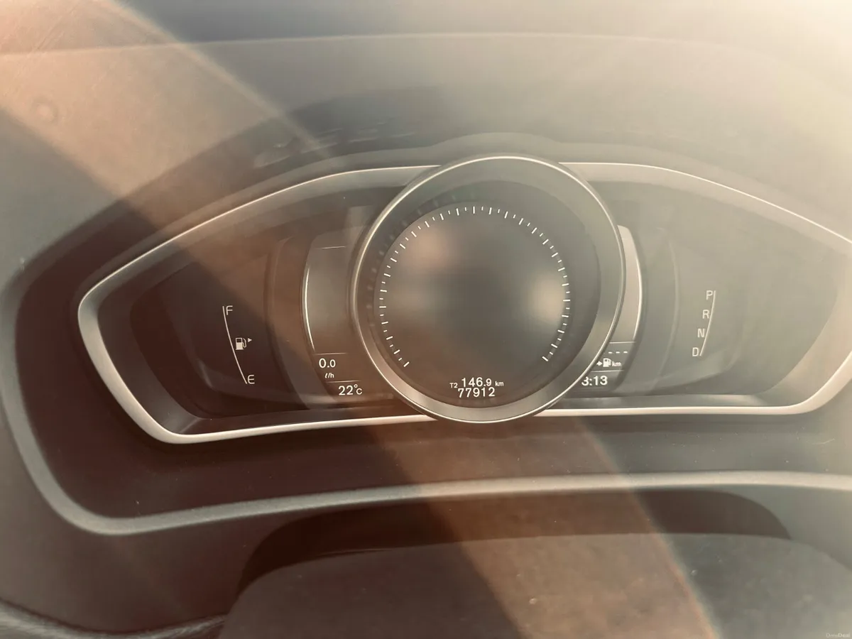 ❁ Volvo V40 ❁ D4 LUX SE Panoramic Roof ❁ Low KM ❁ - Image 4