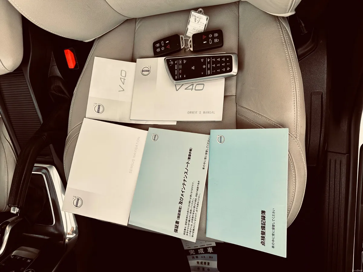 ❁ Volvo V40 ❁ D4 LUX SE Panoramic Roof ❁ Low KM ❁ - Image 3