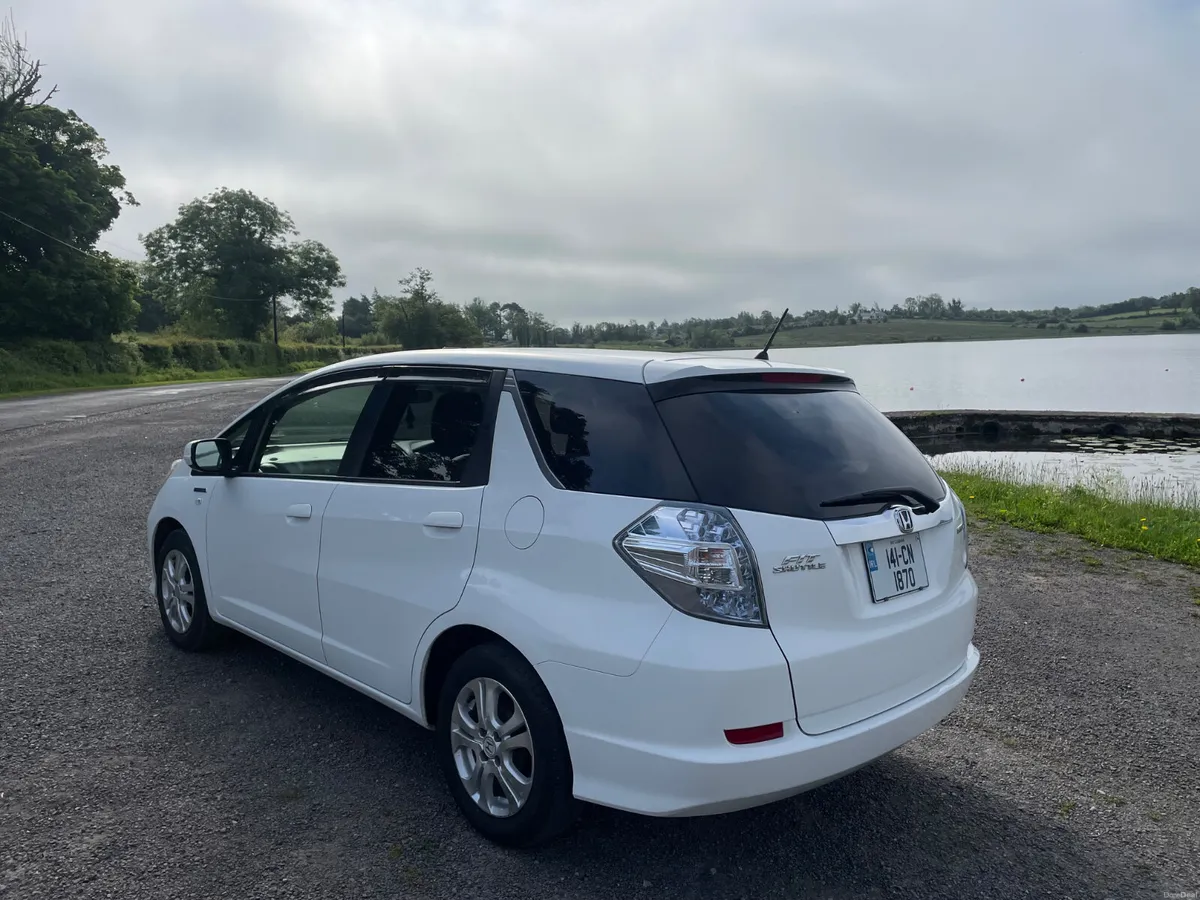 Honda Shuttle 2014 1.3 Petrol/hibrid automatic - Image 3
