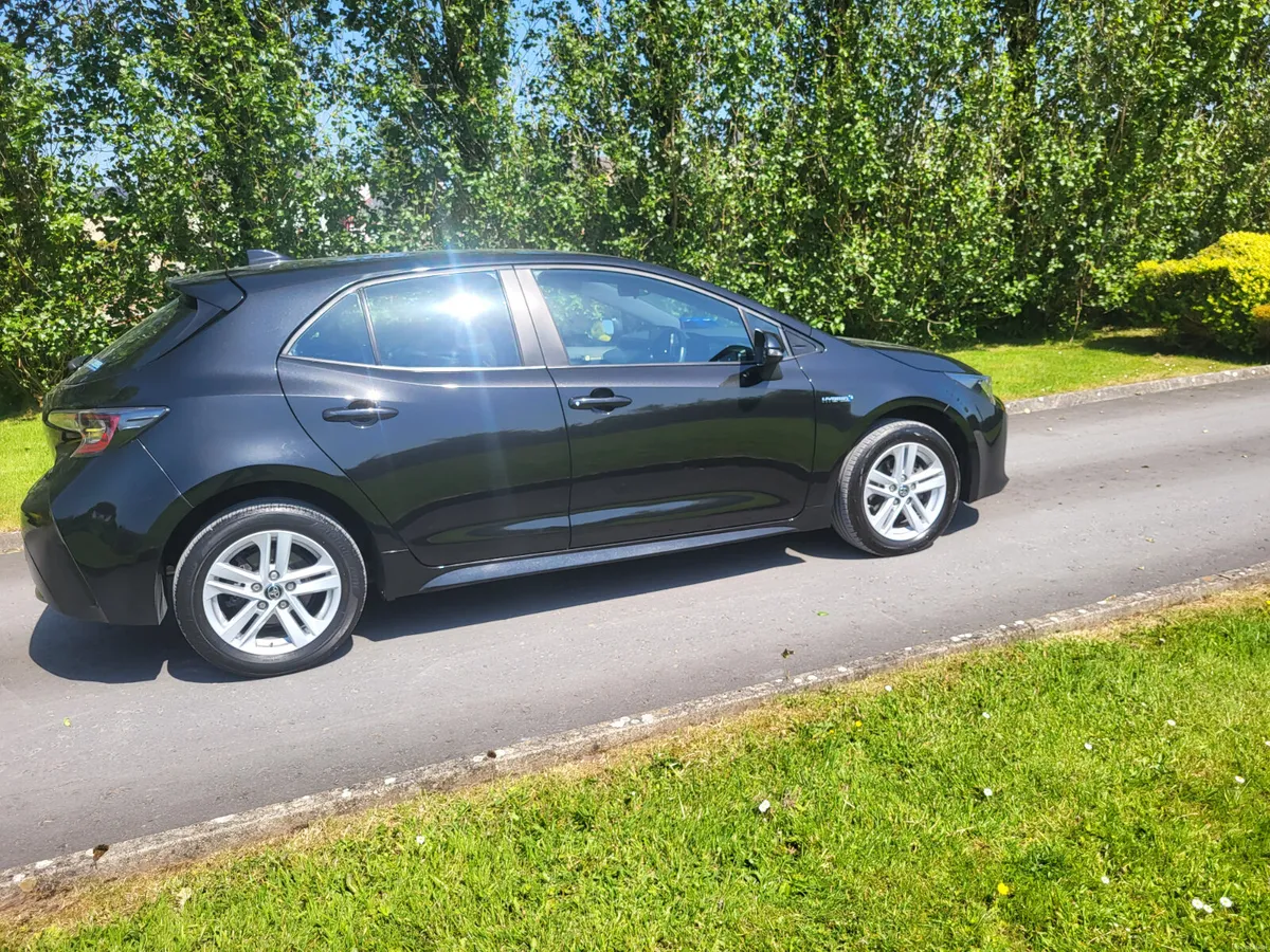 Toyota Corolla   HYBRID AUTOMATIC - Image 2