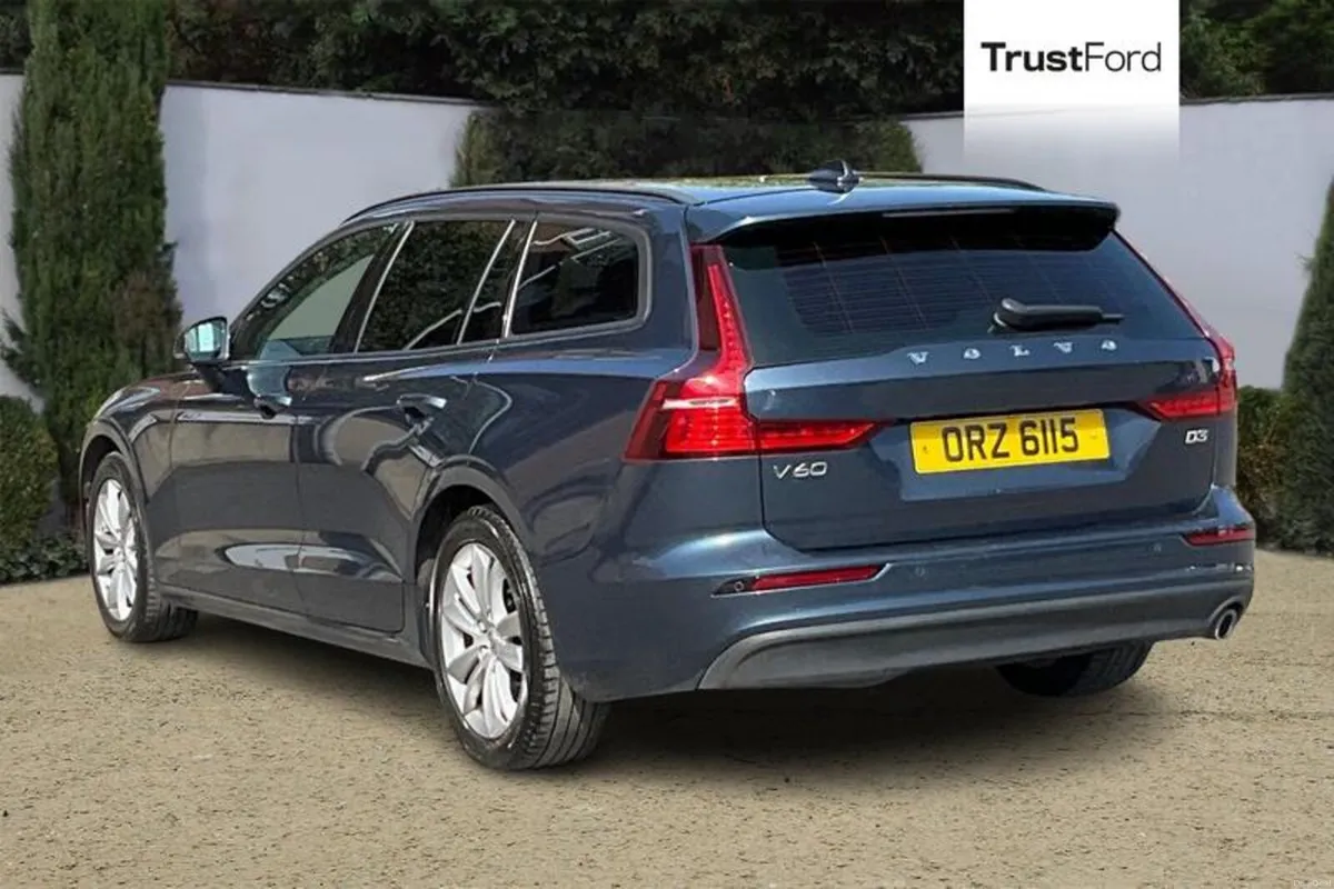 Volvo V60 Momentum - Image 2