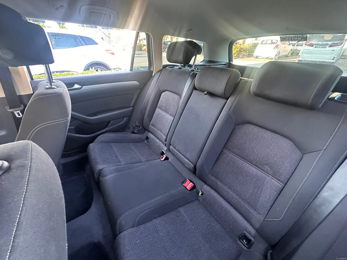 Volkswagen Passat 2015 - Image 2