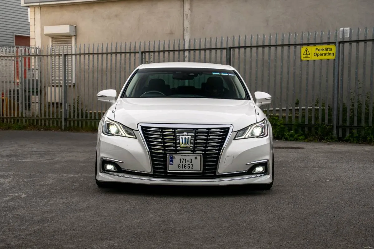 Toyota Crown AWS211 4WD - Image 3