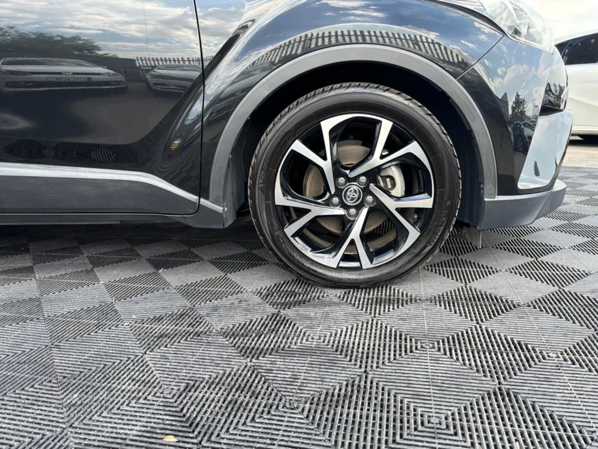 Toyota C-HR Toyota CHR 1.8 self charging hybrid, f - Image 2