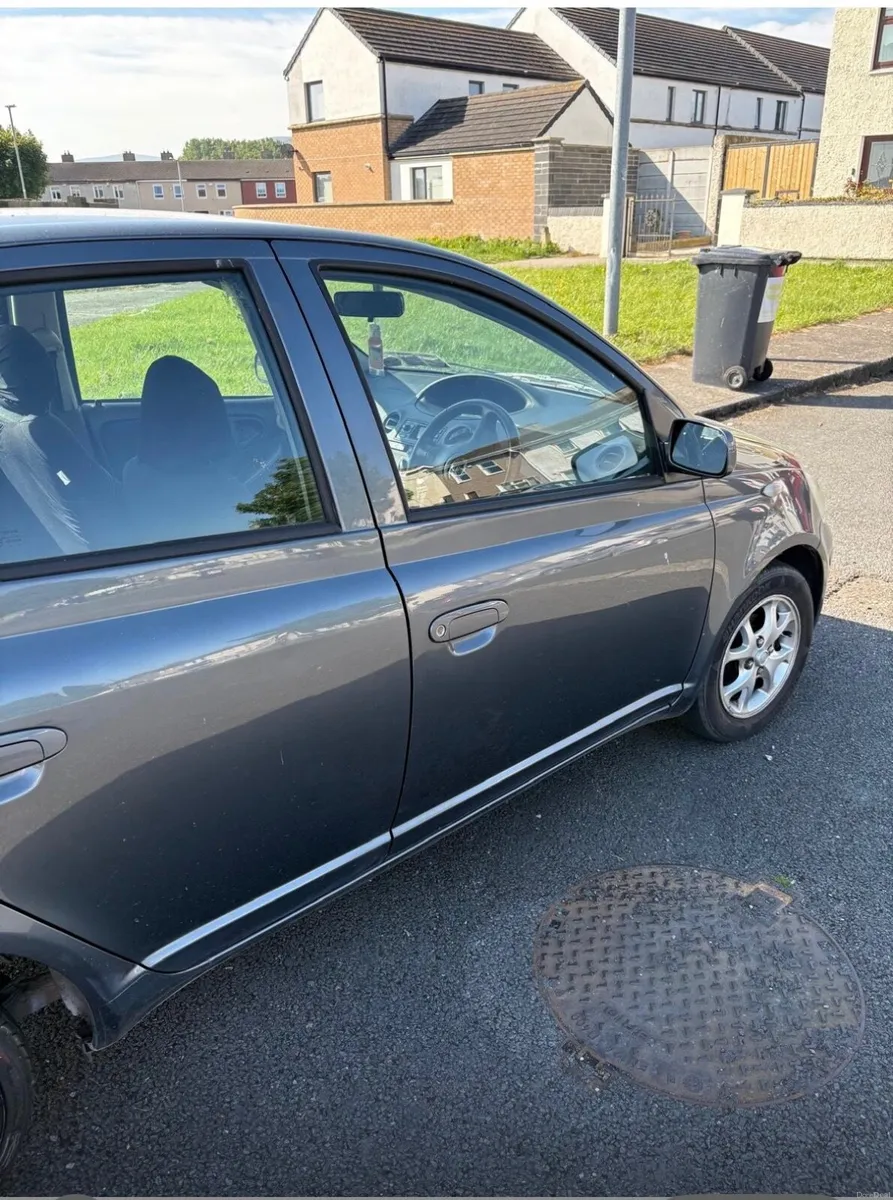 Toyota Yaris 2005 - Image 3