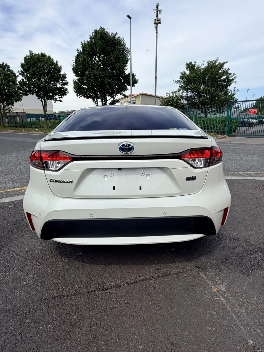 Toyota Corolla White - Image 4