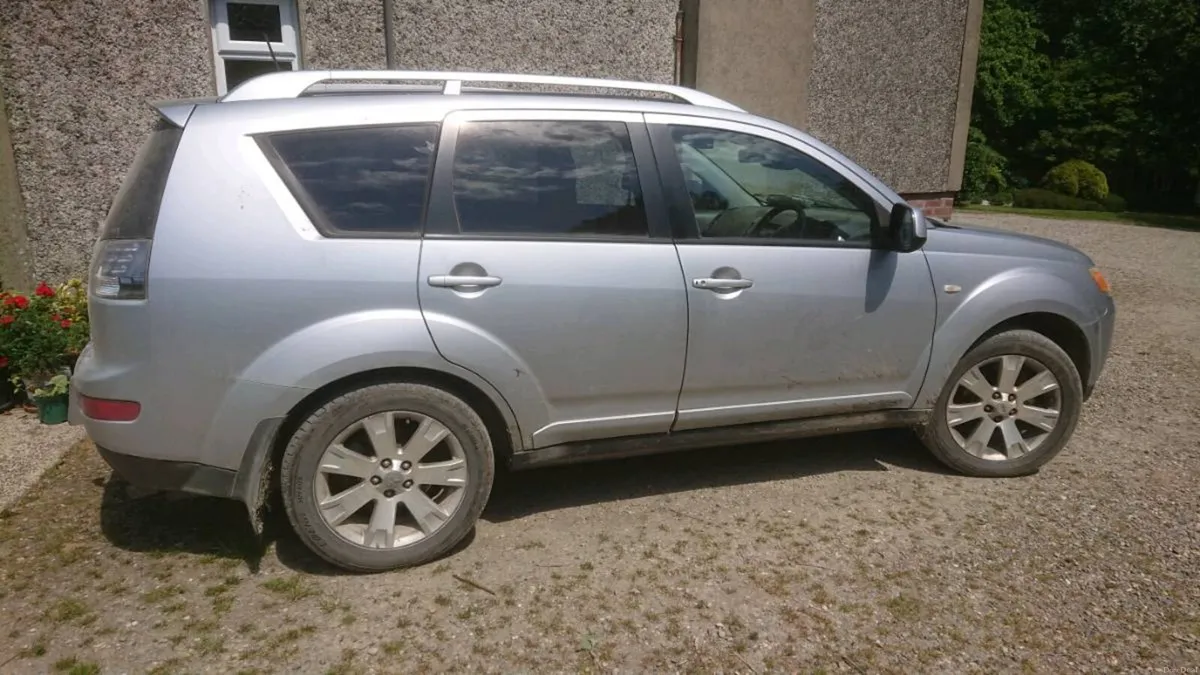 Mitsubishi Outlander - Image 1