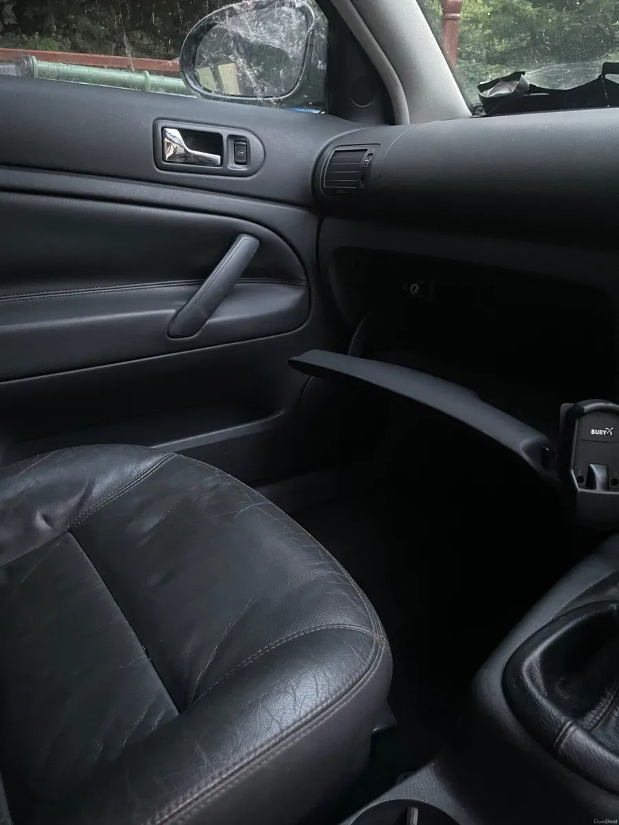 Volkswagen Passat 2004 - Image 4