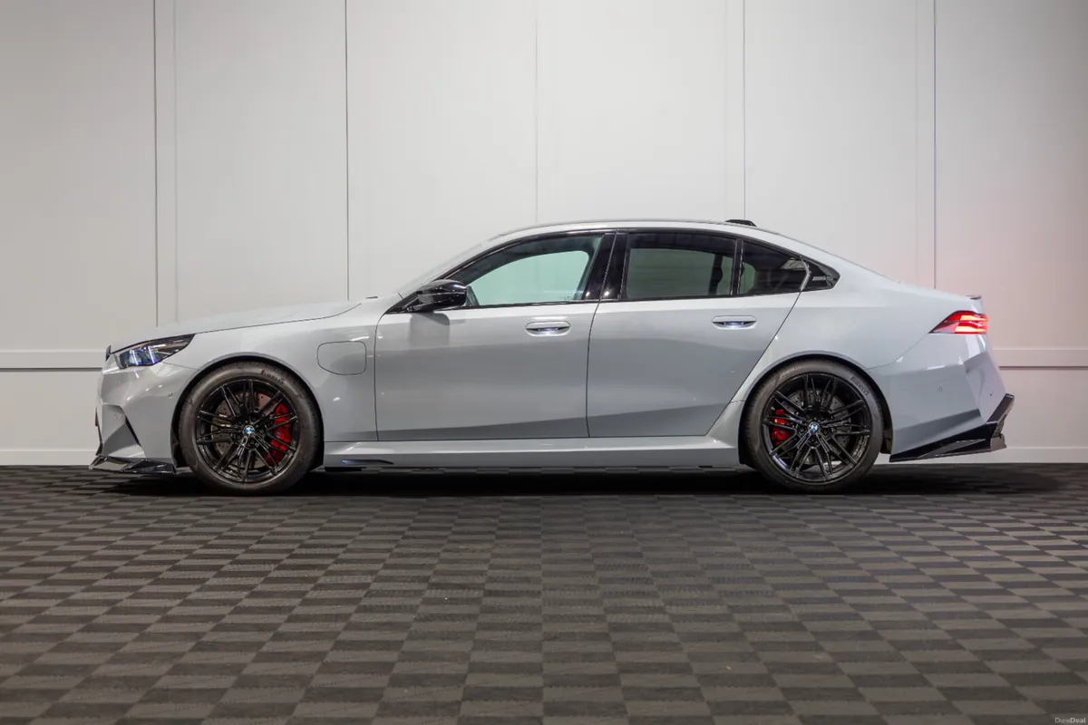 2025 BMW M5 (G90) *Pan Roof - Image 3