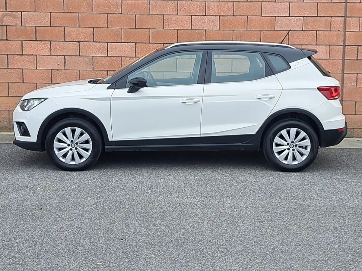 SEAT Arona Xcellence Model 1.6 Diesel with a black - Image 3