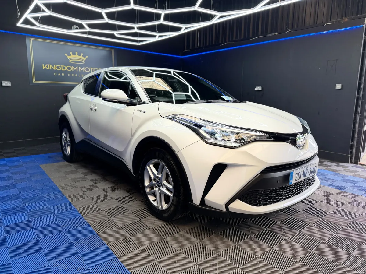 Toyota C-HR 1.8 petrol-Hybrid,Auto,LIKE NEW - Image 3
