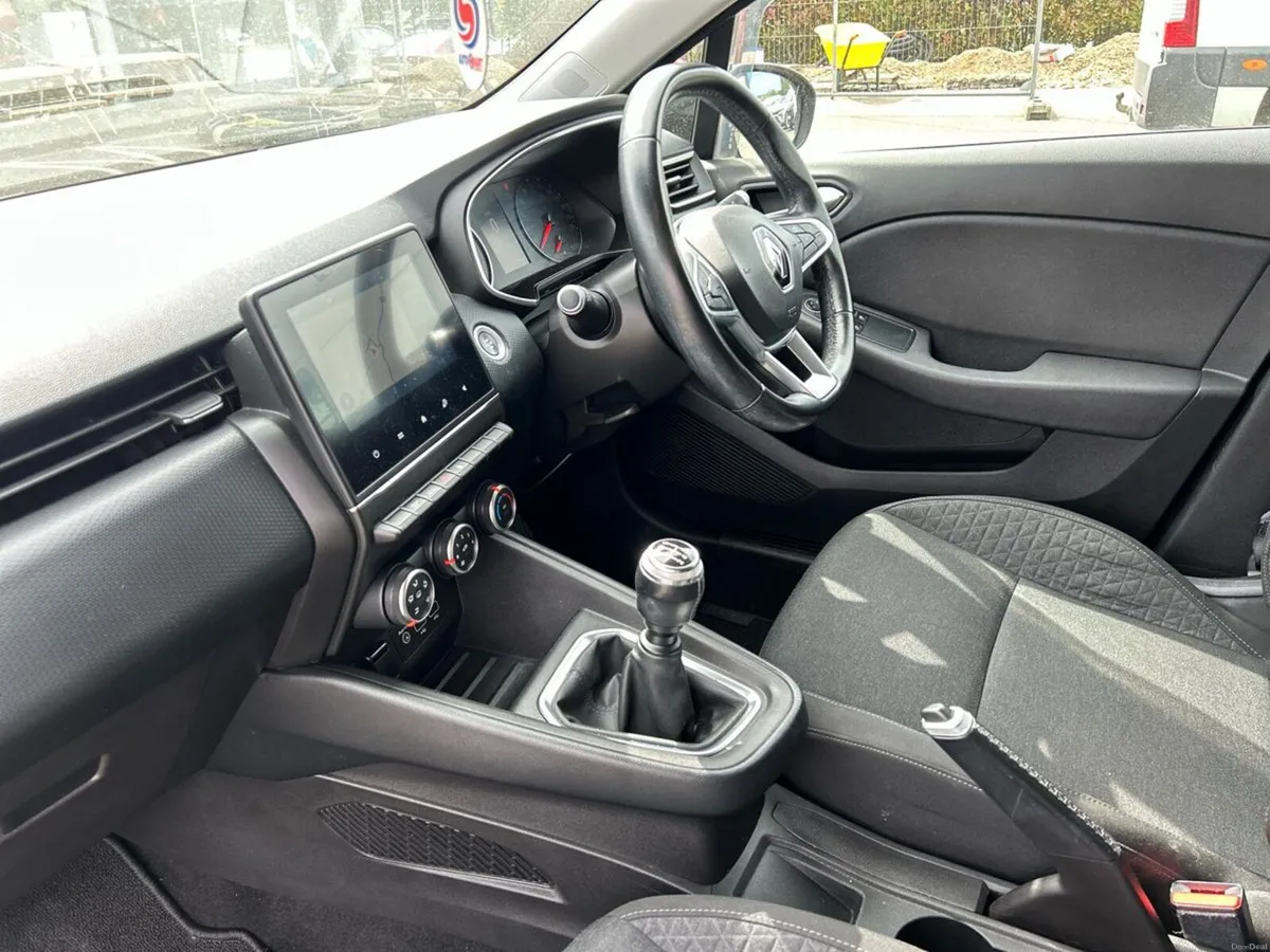 Renault Clio Iconic TCe 100 MY19 - SUMMER SALE NOW - Image 3