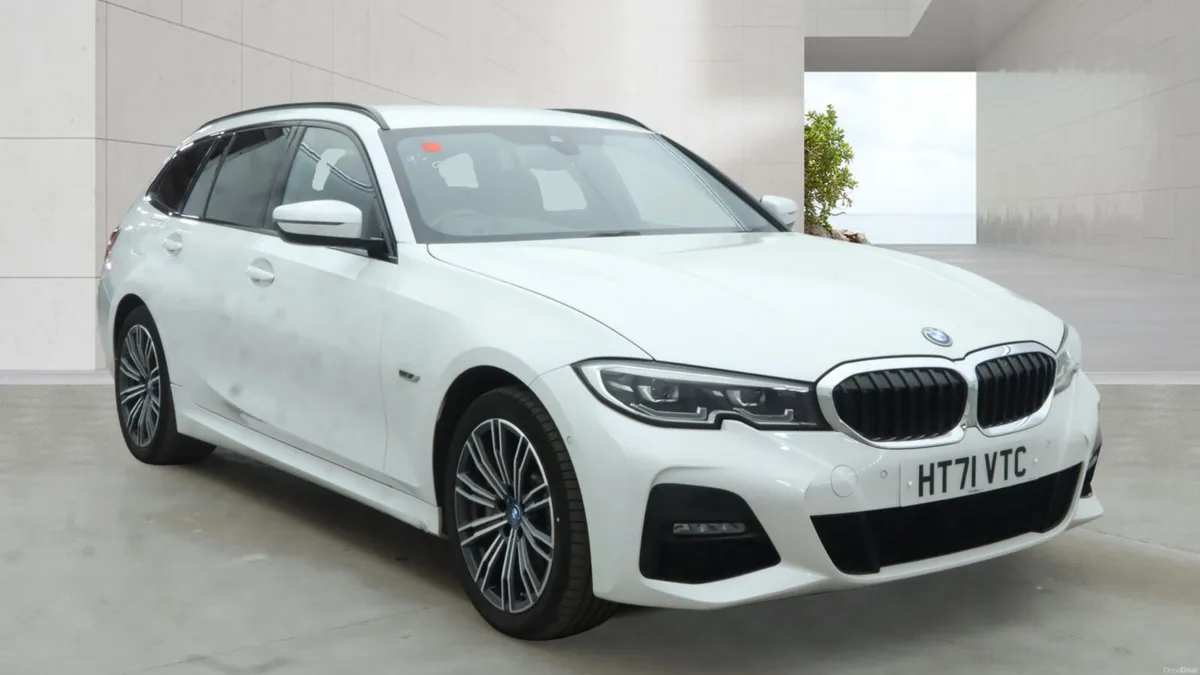 BMW 3-Series 2022 - Image 1