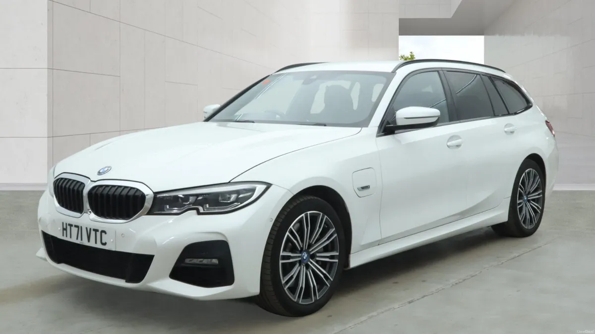 BMW 3-Series 2022 - Image 3