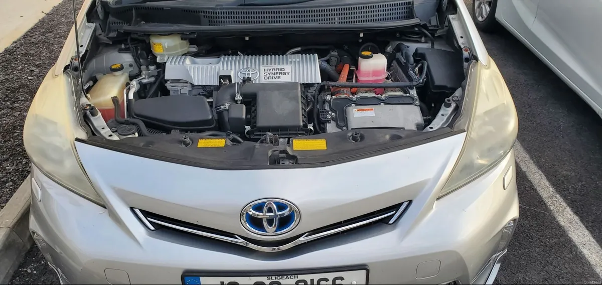 Toyota Prius alpha  7 seater 2012 - Image 3