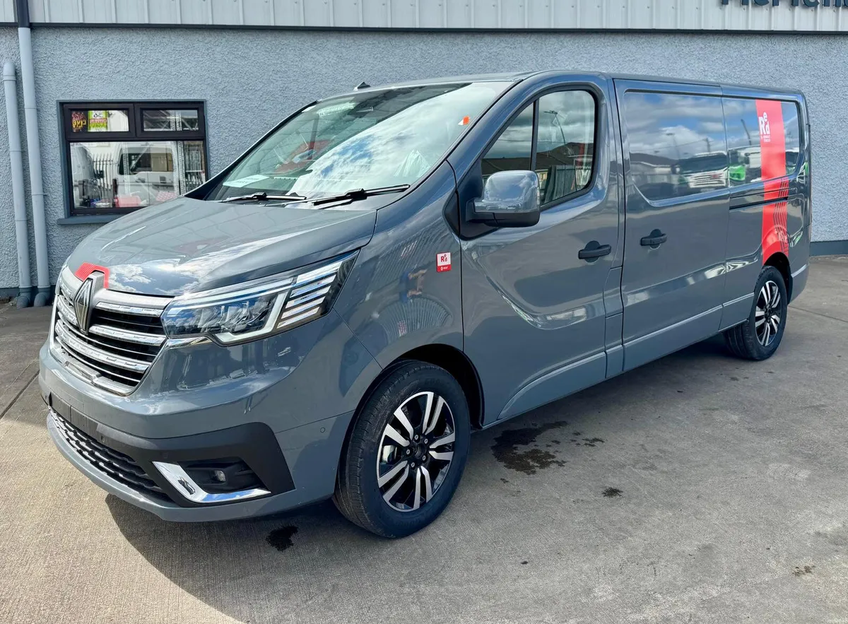 New unused Renault Trafic red edition Exclusive - Image 3