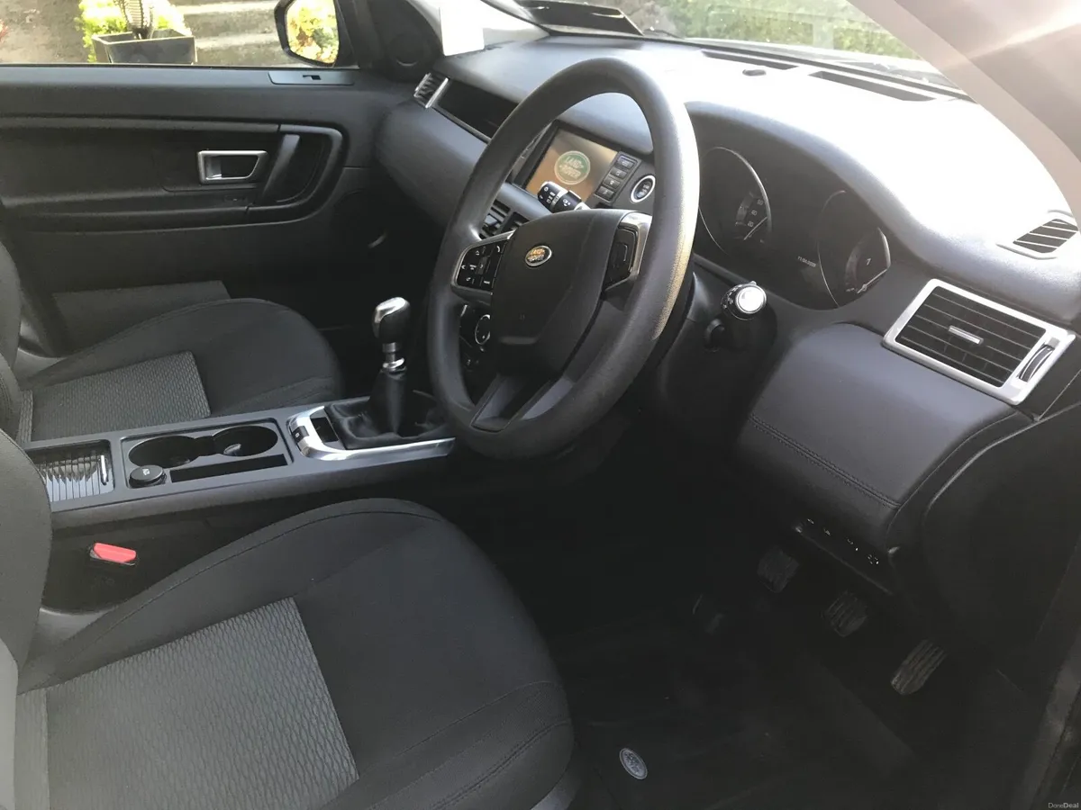 Land Rover Discovery Sport 2017 - Image 2
