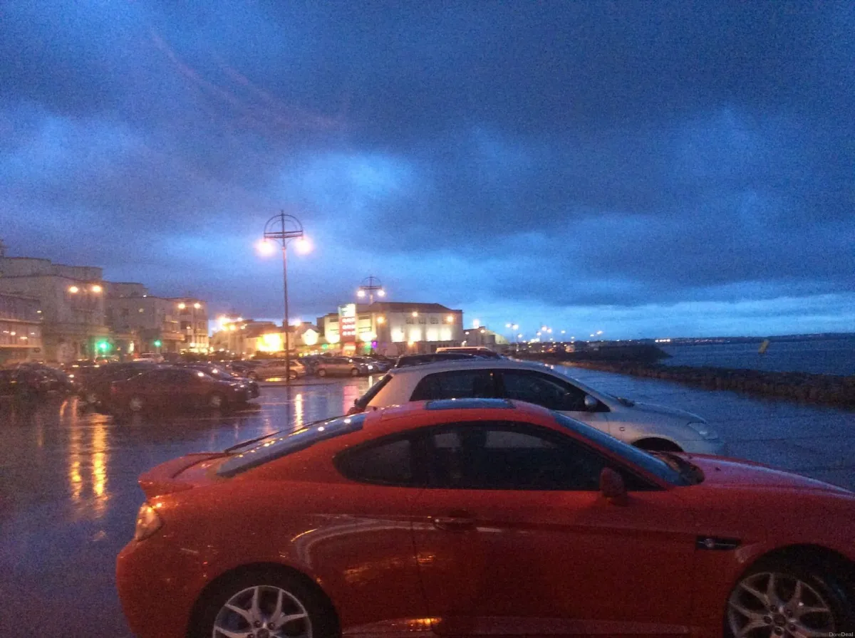 Volkswagen Golf 2009; Hyundai Coupe 2008 - Image 2