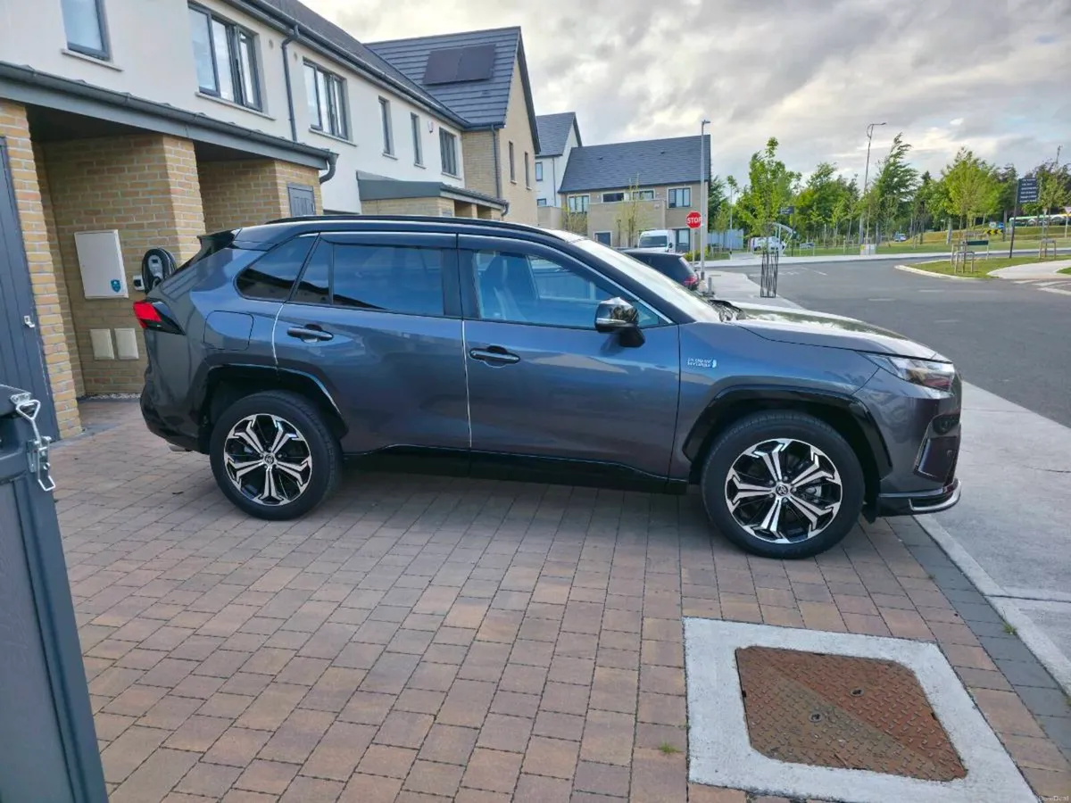 Toyota RAV4 PHV 4x4 Platinum - Image 4