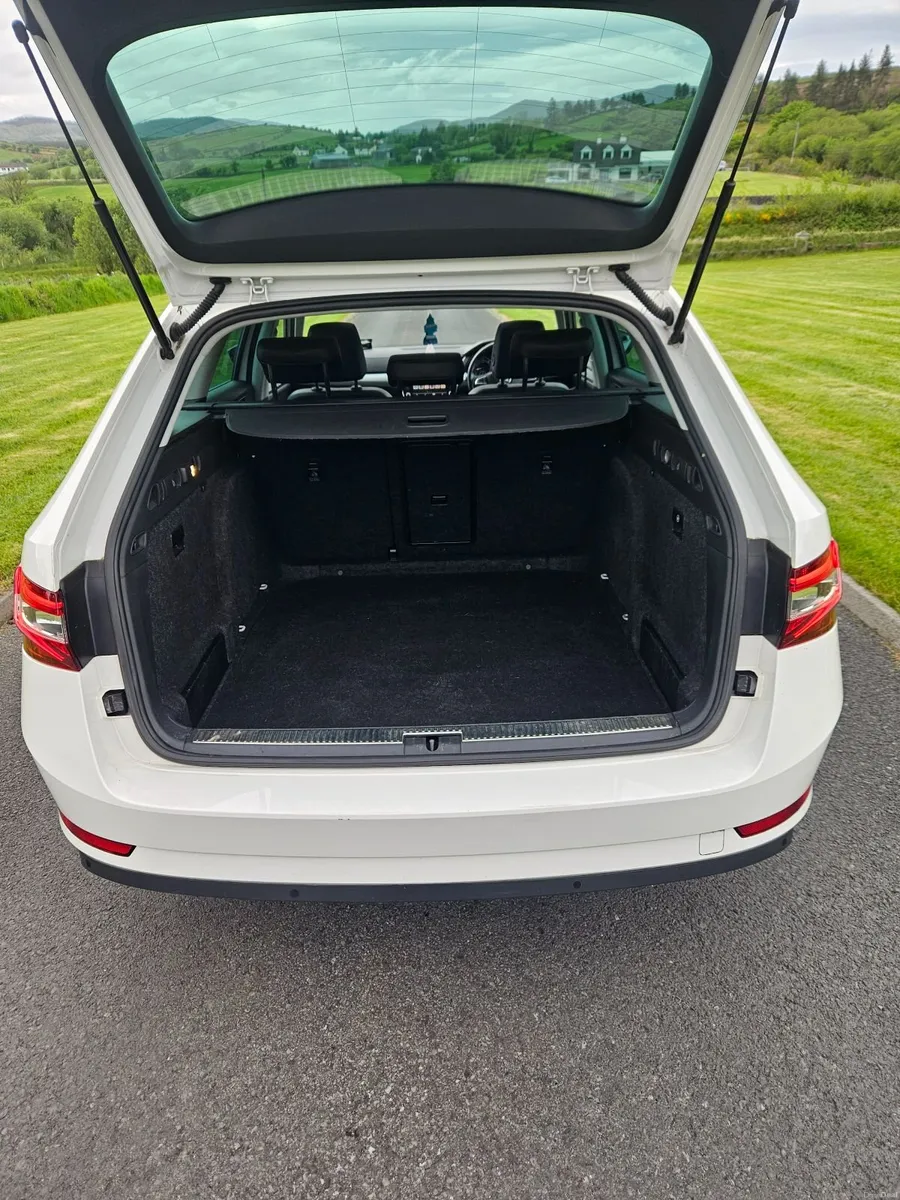 Skoda Superb AMB 2.0TDI DSG panoramic sunroof - Image 5