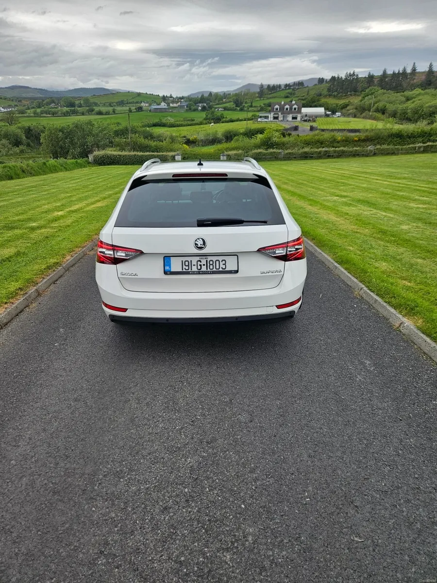 Skoda Superb AMB 2.0TDI DSG panoramic sunroof - Image 3