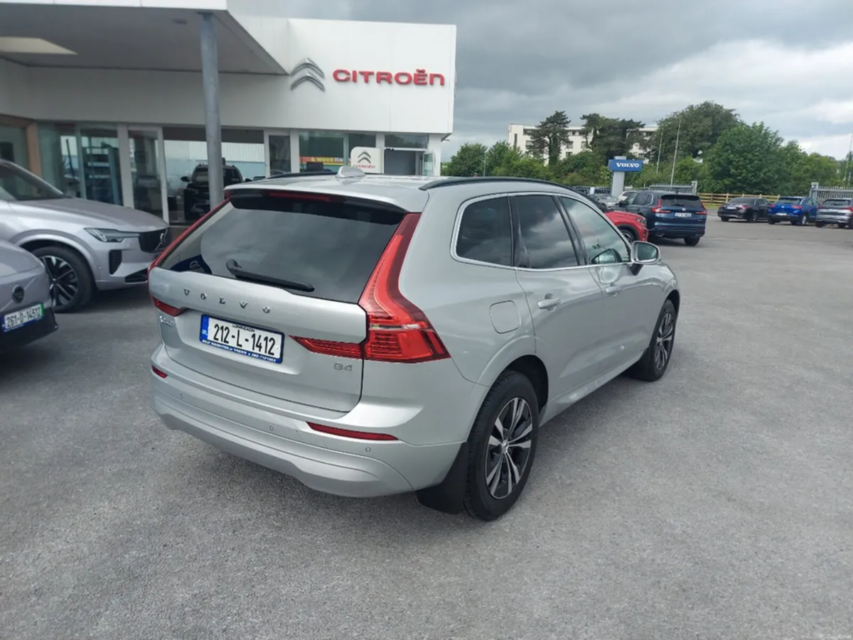 Volvo XC60 B4 MOMENTUM 5DR AUTO - Image 3