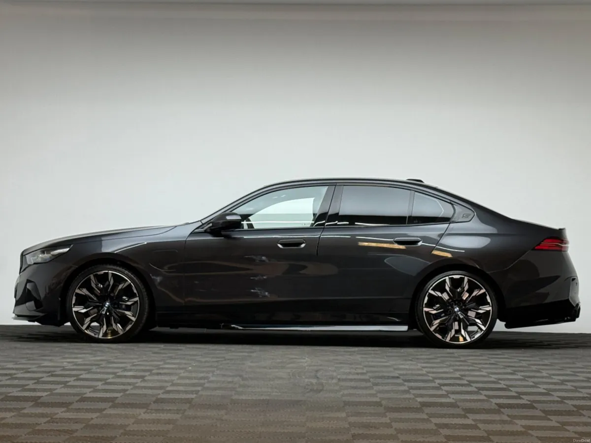 BMW 5-Series 530E M SPORT *PAN ROOF* - Image 4