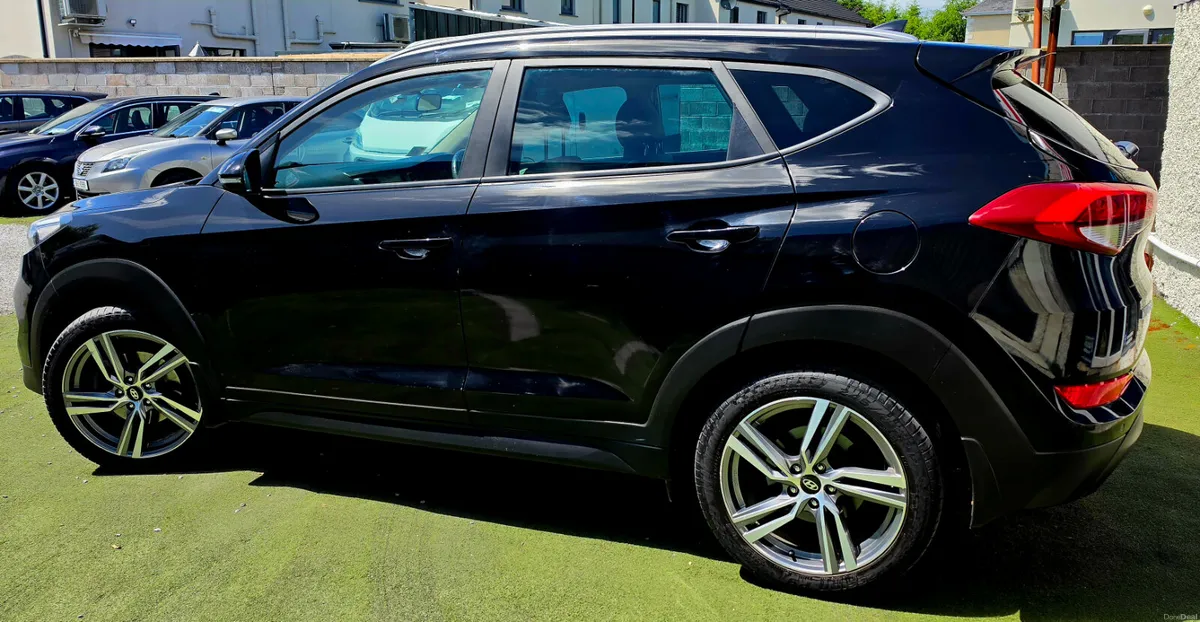 Hyundai Tucson EXECUTIVE Low km High Spec - Image 3