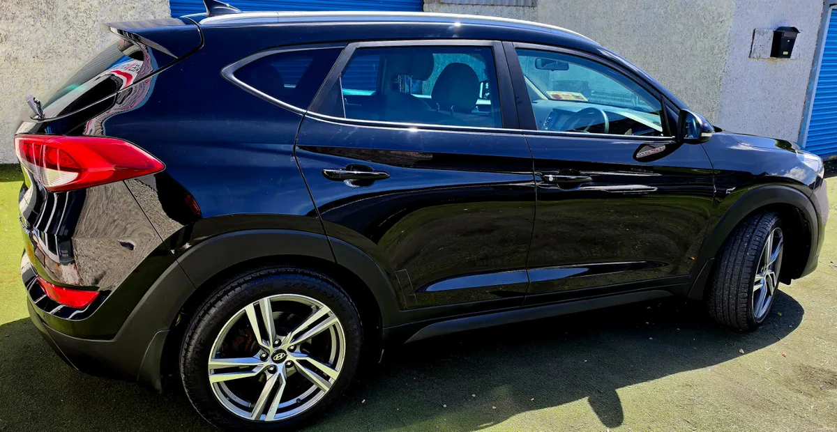 Hyundai Tucson EXECUTIVE Low km High Spec - Image 4