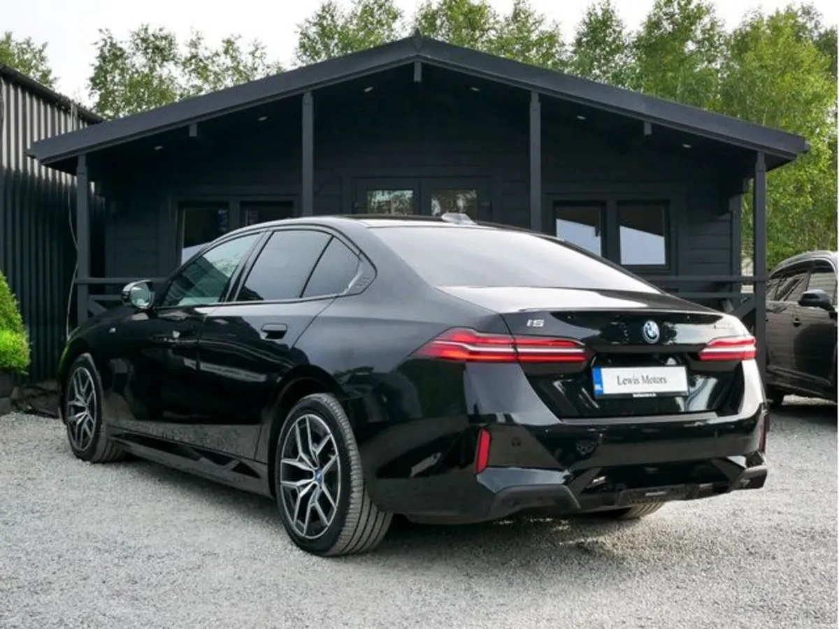 BMW i5 E-DRIVE 40 M SPORT, BEIGE LEATHER, HARMAN K - Image 4
