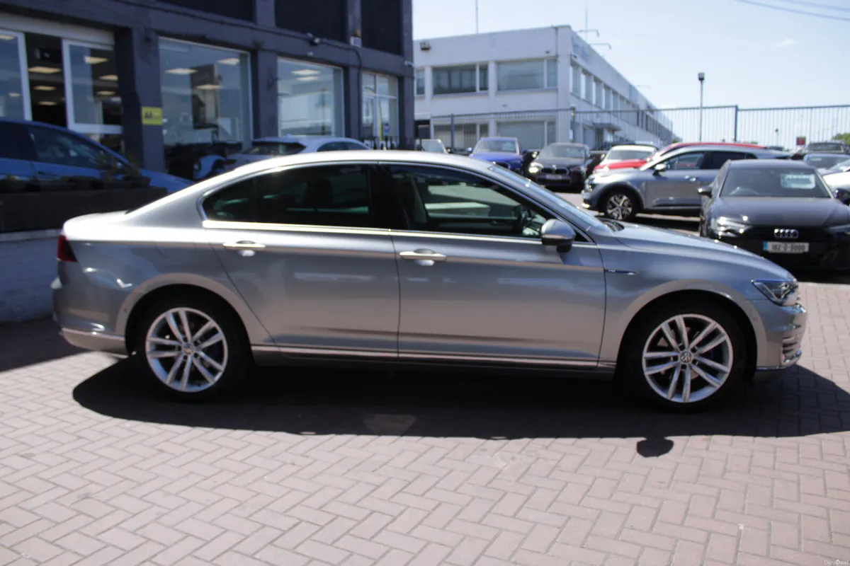 1.4 GTE PLUG IN HYBRID 4DR SALOON // 1 OWNER WITH - Image 3