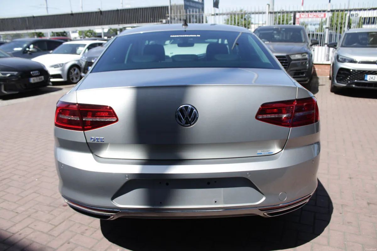 1.4 GTE PLUG IN HYBRID 4DR SALOON // 1 OWNER WITH - Image 5
