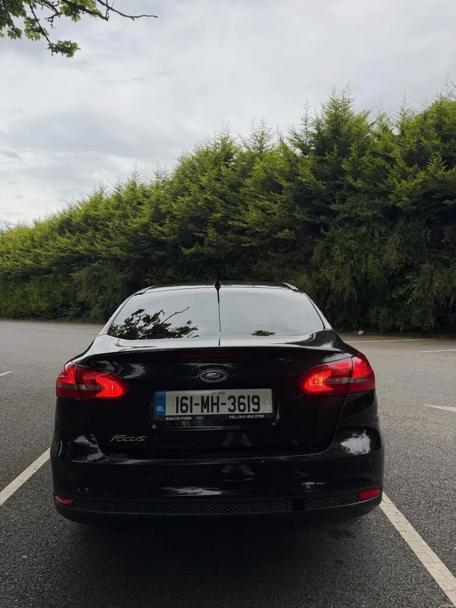 Ford Focus saloon - Image 4