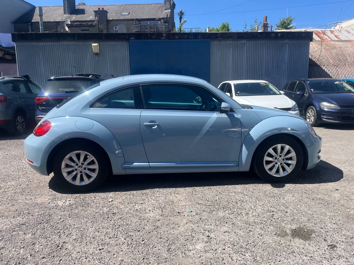 2013 VOLKSWAGEN BEETLE, AUTOMATIC - Image 2