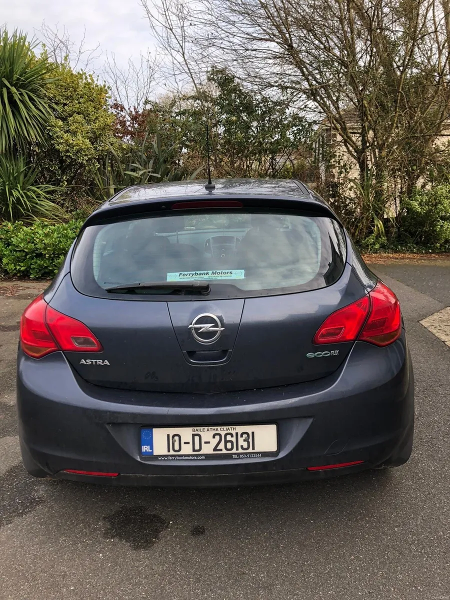 Opel Astra 2010 - Image 2