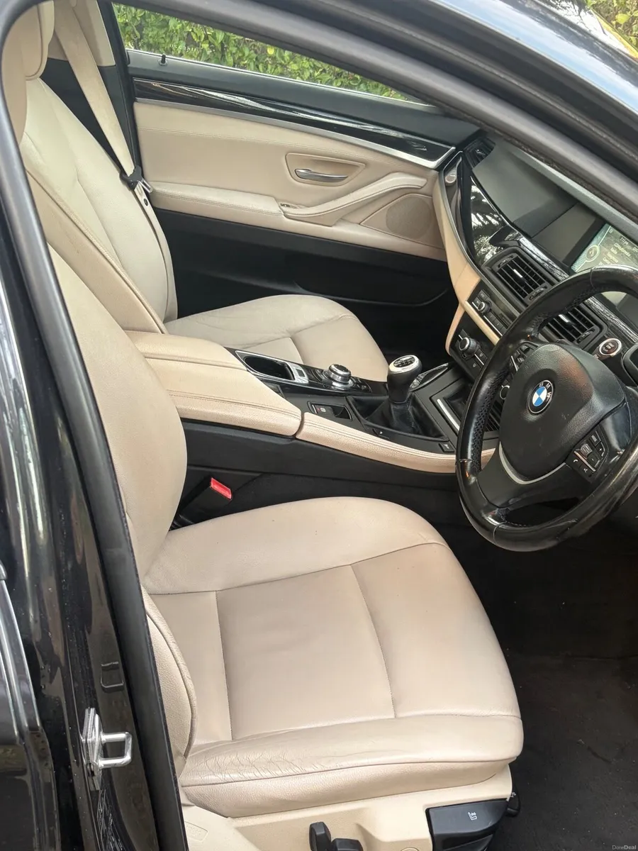 BMW 5-Series 2011 - Image 2