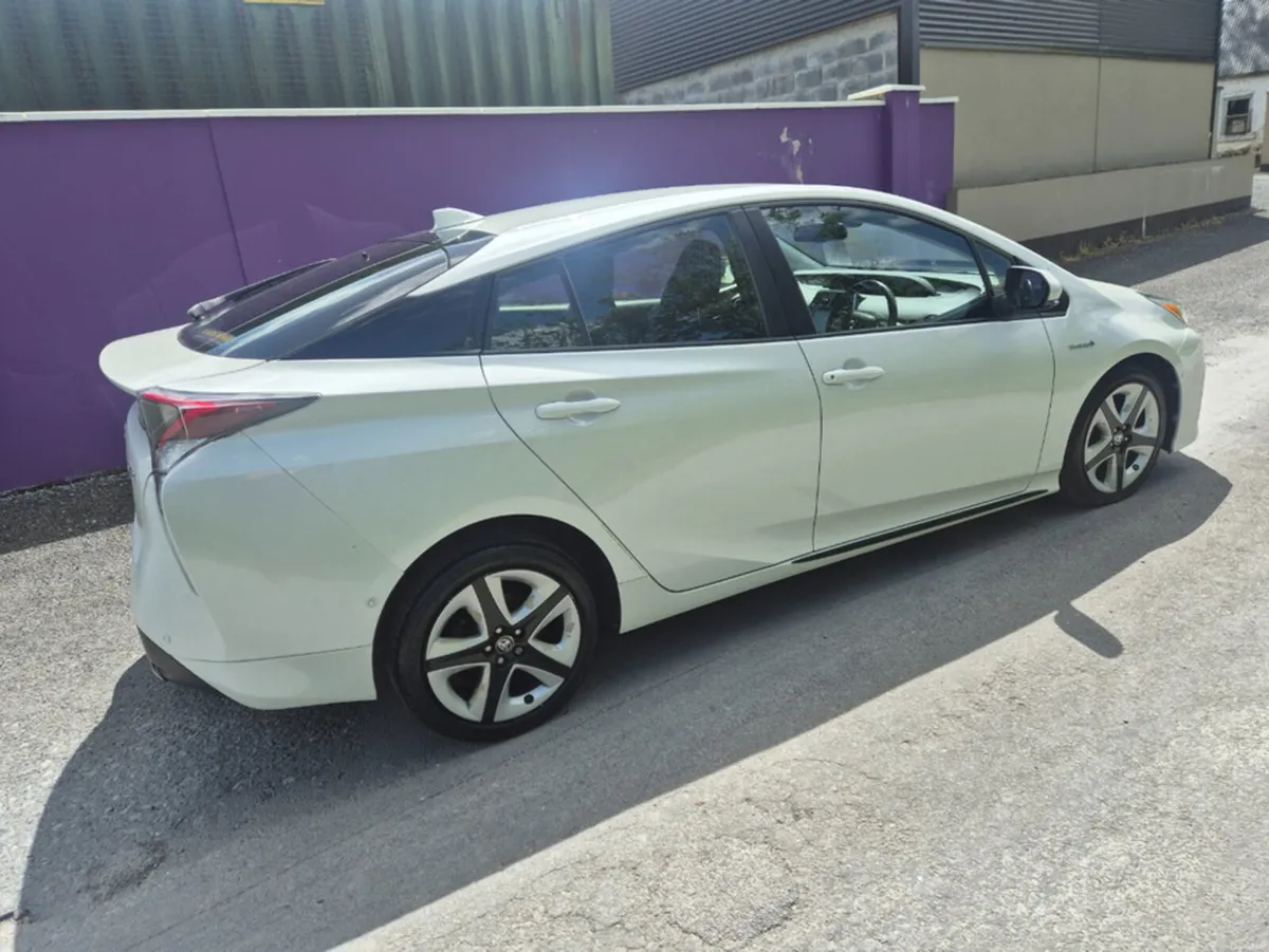 Toyota Prius HYBRID - Image 4
