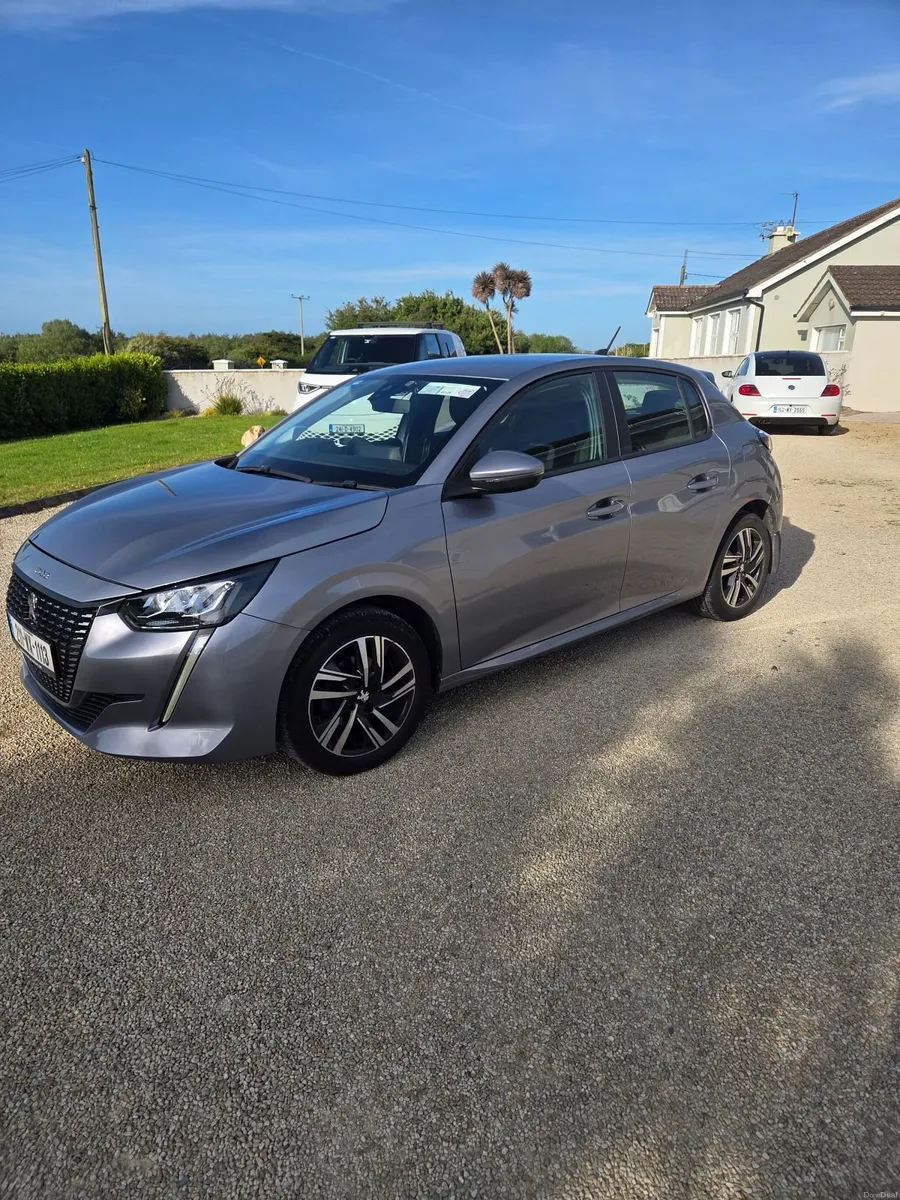 Peugeot 208 - Image 1