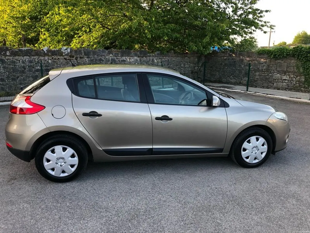 2012 Renault Megane - Image 2