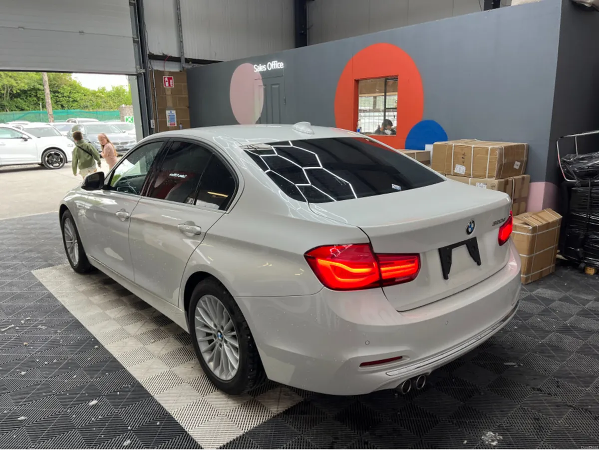 BMW 3-Series 2018 BMW 320D LUXURY 2.0 AUTOMATIC / - Image 4
