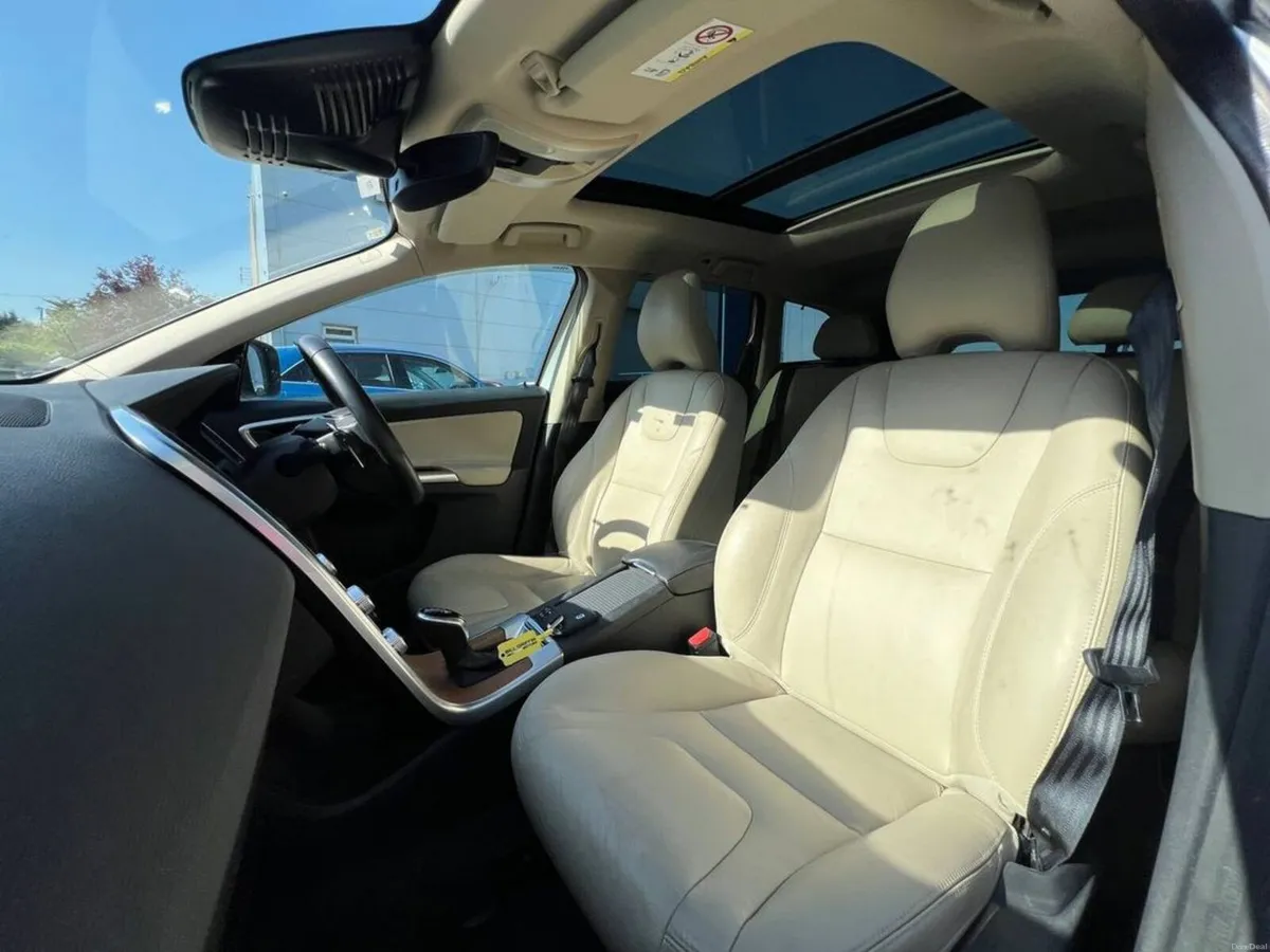 Volvo XC60 D4 CLASSIC 2.0 D // OPENING PAN ROOF // - Image 2