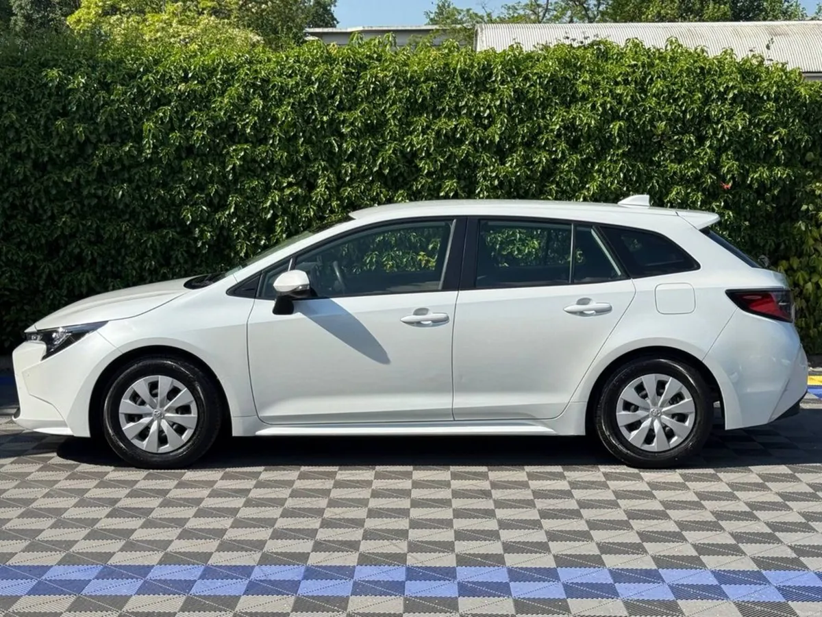 Toyota Corolla TOURING 1.8 HYBRID // REVERSE CAMER - Image 3