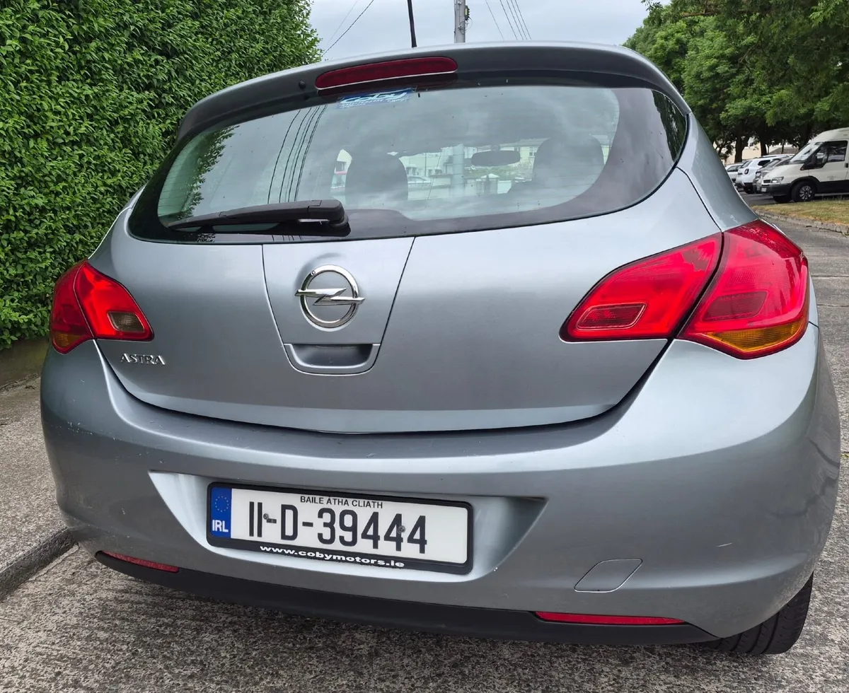 Opel Astra 2011 - Image 4