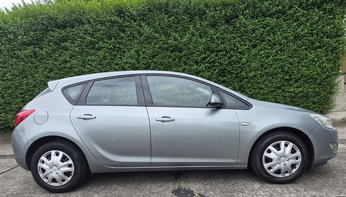 Opel Astra 2011 - Image 3