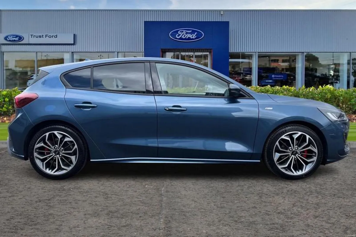 Ford Focus 1.0T EcoBoost MHEV ST-Line X Hatchback - Image 3