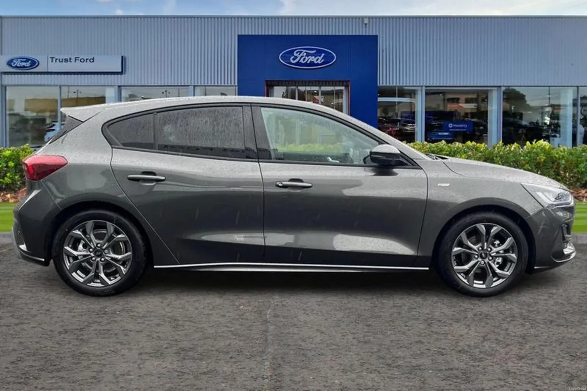 Ford Focus 1.0T EcoBoost MHEV ST-Line Hatchback 5d - Image 3