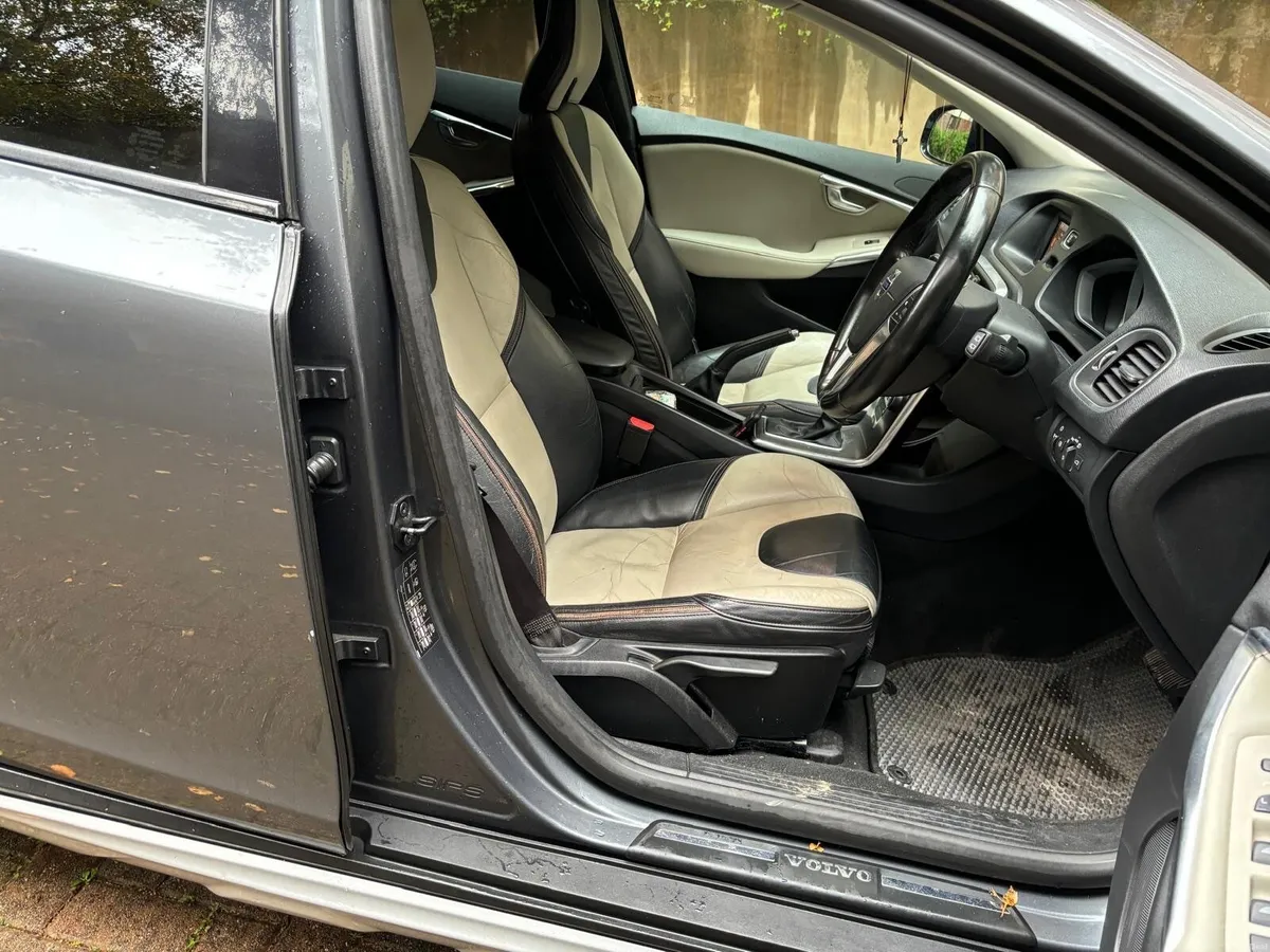 Volvo V40 2013 - Image 2